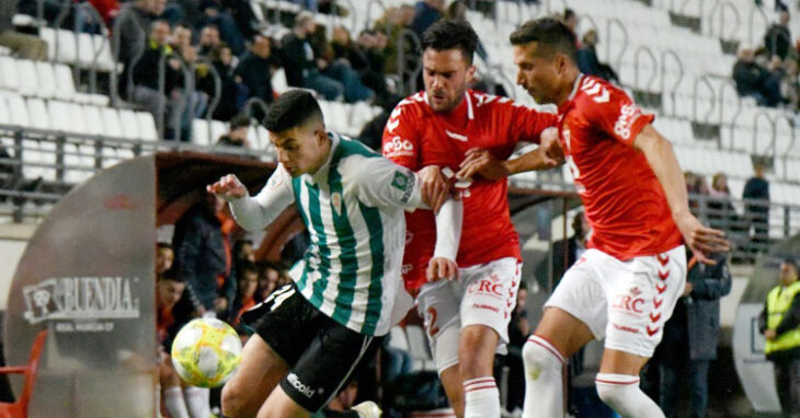 El joven Fran Gómez intentando percutir entre la zaga murcianista en el partido del pasado mes de enero. Foto: CCF