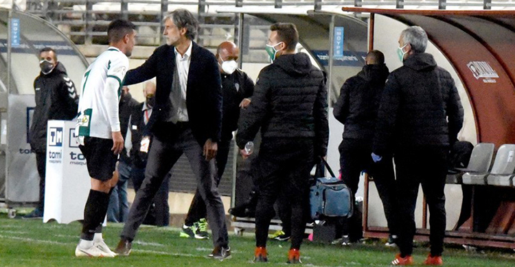 Willy retirándose lesionado en el partido ante el Murcia con la carantoña de Pablo Alfaro y el cuerpo médico acompañándole.Willy retirándose lesionado en el partido ante el Murcia con la carantoña de Pablo Alfaro y el cuerpo médico acompañándole.