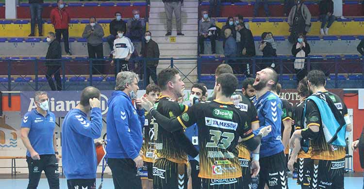 Júbilo. El meta del Ximénez Adi celebra por todo lo alto el triunfo junto a sus compañeros y el cuerpo técnico, con la afición pontana aplaudiendo en su vuelta al Miguel Salas.