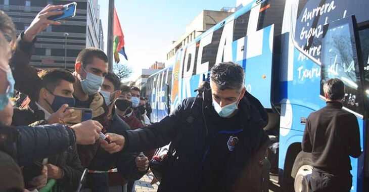 El técnico de la Real Sociedad, Imanol Alguacil, firmando autógrafos y antes los móviles de los aficionados txuri-urdin.