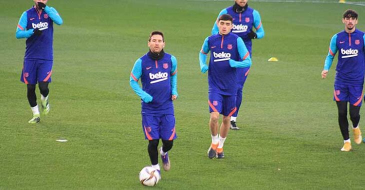 Messi conduciendo el balón con Pedri a sus espaldas en El Arcángel.