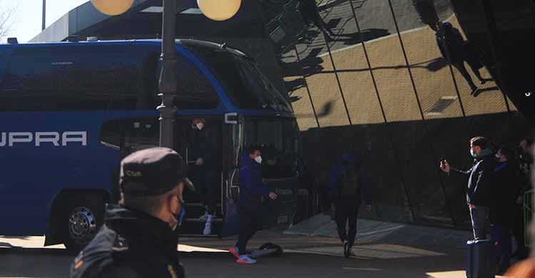 Messi, tras bajarse de uno de los dos autocares del Barça a su llegada a Córdoba.