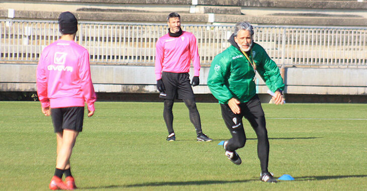 Pablo Alfaro sprintando ante Alberto Salido explicando uno de los movimientos a sus pupilos.