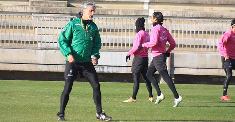 Pablo Alfaro trabajando con sus hombres en la Ciudad Deportiva.