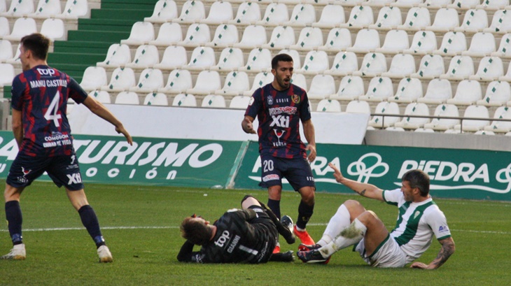 Al suelo. La jugada a ras de césped entre Piovaccari y Gianni por la que tuvo que ser atendido el meta del Yeclano.