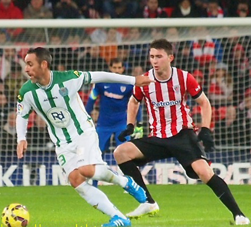 Abel Gómez con el control del balón ante un jugador del Athletic.