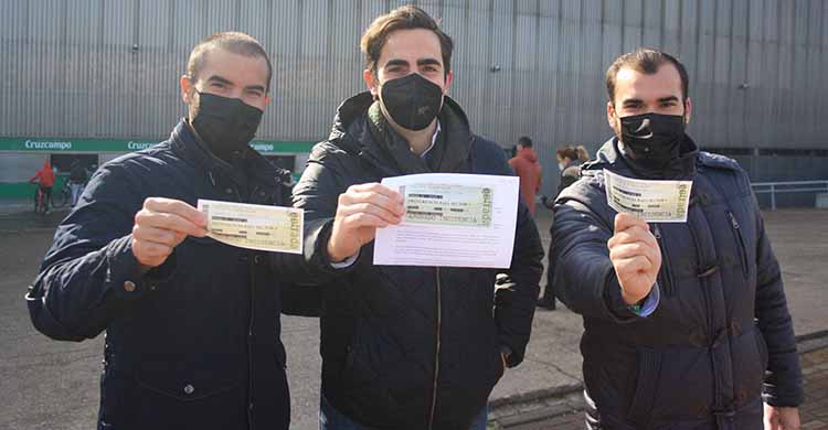 Ganas de fútbol. Tres amigos muestran felices sus entradas tras recogerlas esta mañana para reencontrarse con El Arcángel esta tarde ante el Getafe.