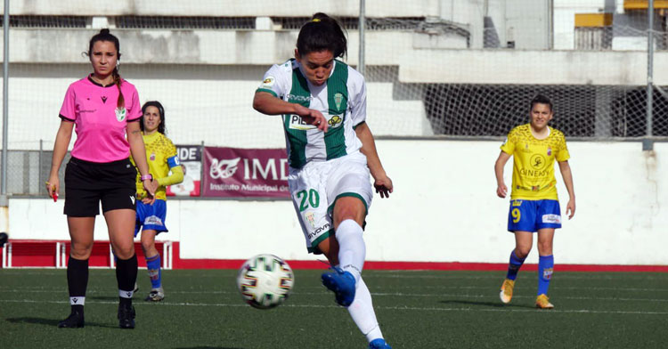 Aina Torres en el momento del golpeo de su tanto al Juan Grande. Foto: @CordobaFemenino