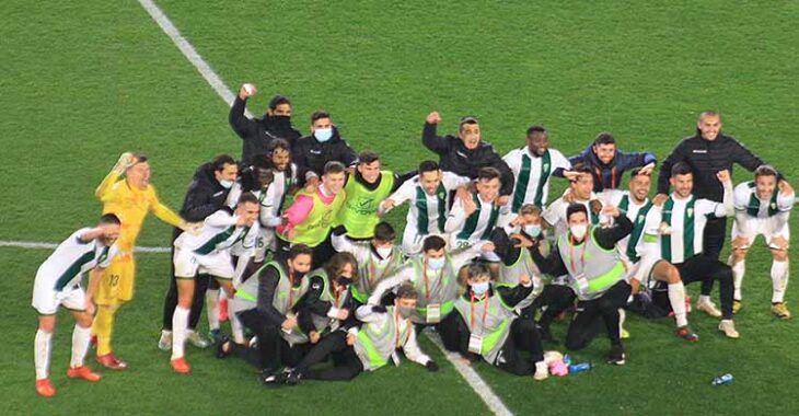 La plantilla del Córdoba celebrando su pase a la tercera ronda de la Copa tras eliminar a Getafe.