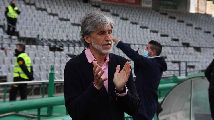 Pablo Alfaro aplaudiendo a sus jugadores animándoles tras encajar su primer gol en liga desde que entrena al Córdoba.