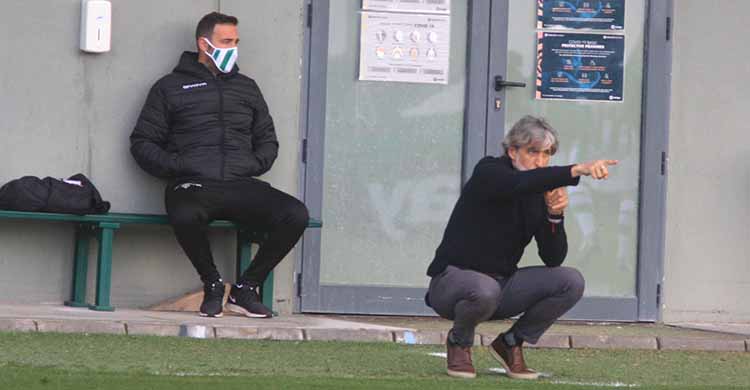 Alfaro dando instrucciones desde la banda de la Ciudad Deportiva Luis del Sol.