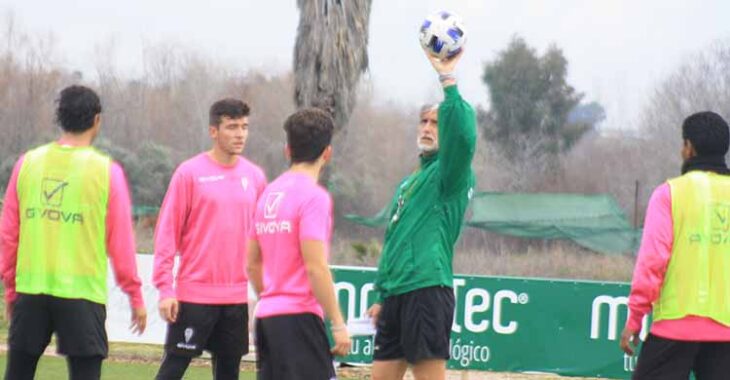 Pablo Alfaro antes de poner el balón en juego ante Alberto Del Moral.Pablo Alfaro antes de poner el balón en juego ante Alberto Del Moral.