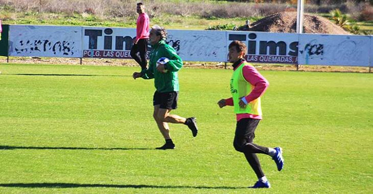 Alberto Del Moral a la altura de Pablo Alfaro durante el entrenamiento matinal en la Ciudad Deportiva.