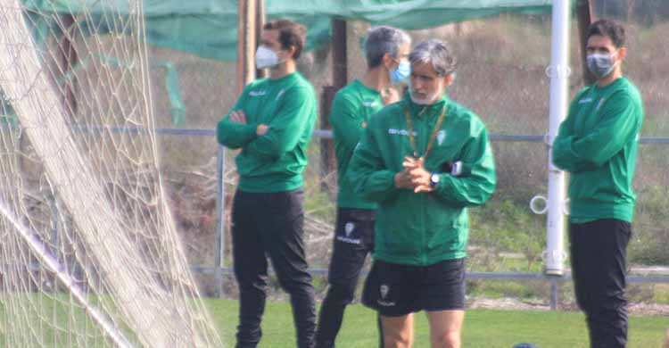 Pablo Alfaro frotándose las manos pensando en el vital partido ante el UCAM Murcia.