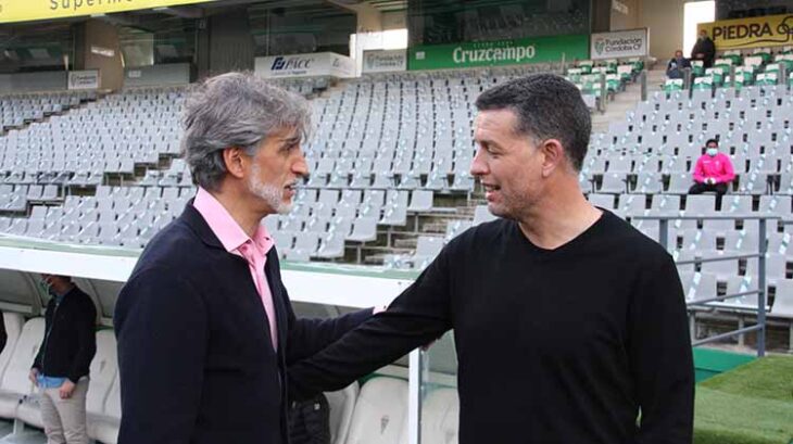 Pablo Alfaro saludando al técnico del Yeclano, Sandroni.