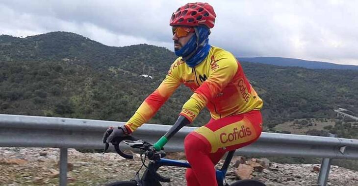 Alfonso Cabello entrenando por las carreteras de Pozoblanco con el maillot de la selección española.