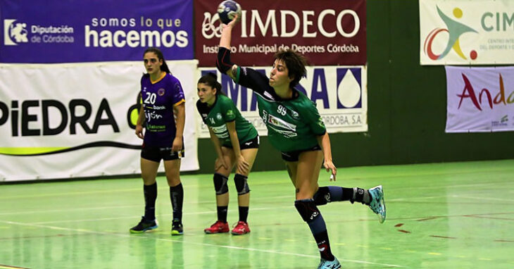 Andrea Roda lanza un siete metros en un partido de Adesal. Foto: Fran Pérez / Balonmano Adesal