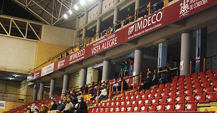 El palco del Vista Alegre y los algo más de 40 aficionados que vieron el partido desde el anfiteatro superior.El palco del Vista Alegre y los algo más de 40 aficionados que vieron el partido desde el anfiteatro superior.