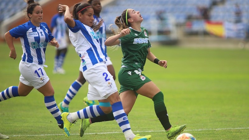 Ángela Corina, de blanquiazul, en un partido con el Sporting de Huelva. Foto: Huelva24.com