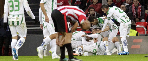 Los jugadores del Córdoba celebrado el gol de Ghilas que dio el triunfo en San Mamés ante el Athletic de Bilbao.