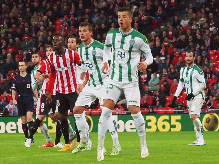Dani Pinillos jugando en San Mamés con el Córdoba en Primera.