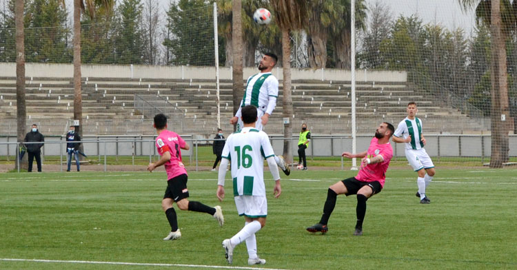 Un jugador derl Córdoba B gana una pelota aérea. Autor: Javier Olivar