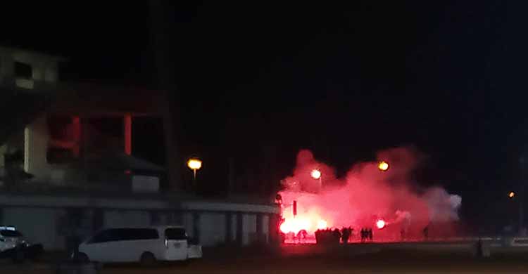 Las bengalas que tiraron a la conclusión del partido ante el Getafe varios aficionados del Córdoba al pie del Fondo Sur.
