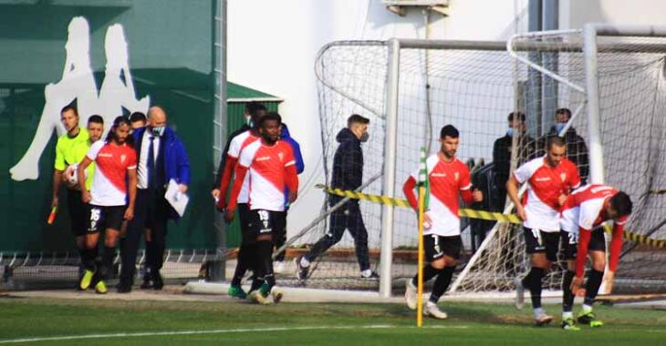 Bernardo encabezando el once inicial cordobesista que saltó ayer a la Ciudad Deportiva Luis del Sol.