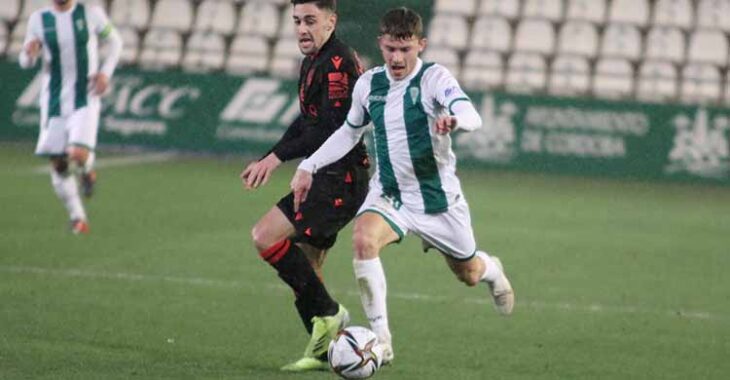 Berto Espeso dejando atrás a un jugador de la Real Sociedad