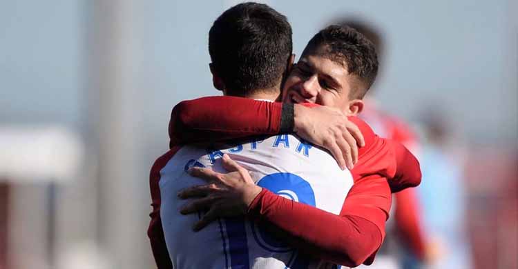 Berto González abrazado a un compañero del Sporting de Gijón.