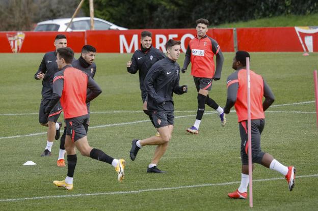 Berto González entrenando esta semana con el primer equipo entre Carmona, Saúl y Nacho Méndez.