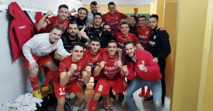 Los jugadores del Bujalance celebrando su gran triunfo en el vestuario. Foto: Bujalance FS