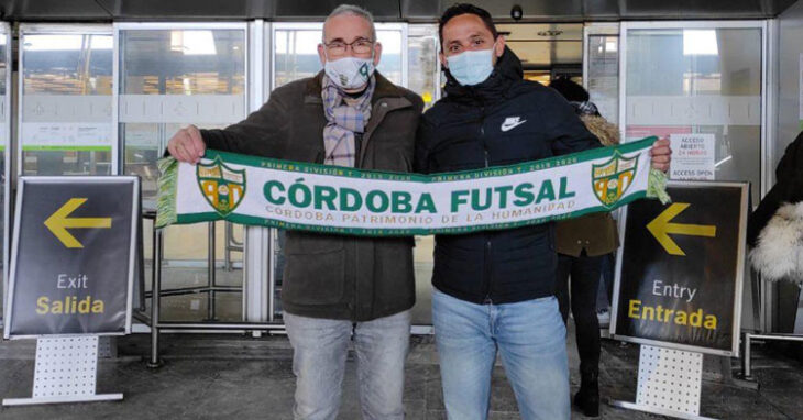 Caio César posando en Barajas con el vicepresidente del club, Rafael Jiménez