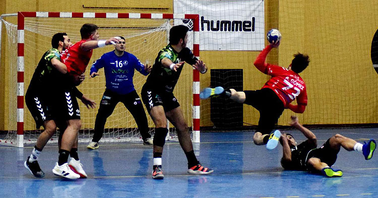 Aitor Gómez intentando un lanzamiento forzado contra el Torrelavega. Foto: Laclasi.es