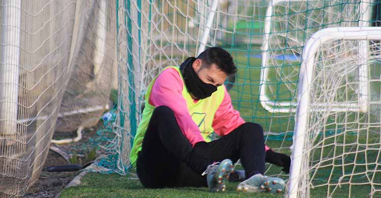 Carlos Valverde tocándose su tobillo derecho tras retirarse en los primeros minutos del entrenamiento del pasado viernes cuando cayó lesionado.
