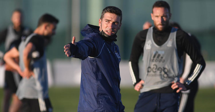 Luis Carrión dirigiendo ya su primera sesión con su nuevo equipo. Foto: FC Cartagena