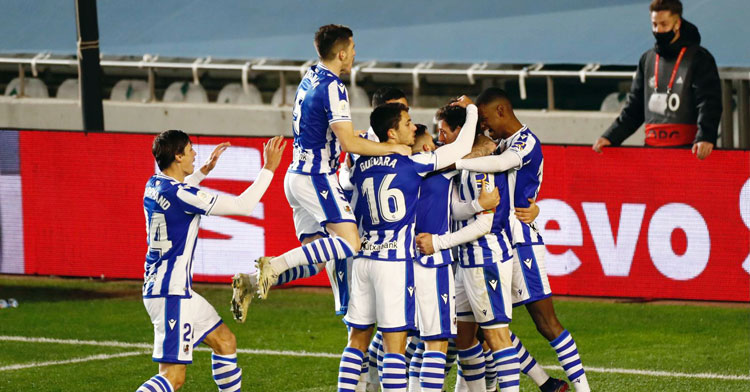 Los jugadores de la Real Sociedad celebrando su tanto en El Arcángel la pasada semana. Foto: RFEF