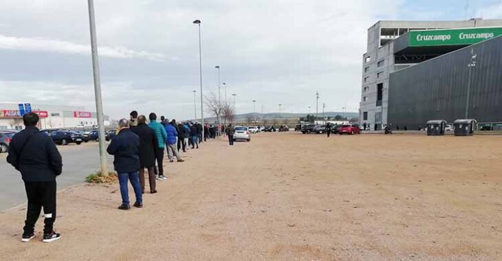 La gran cola formada esta tarde para llegar a las taquillas de El Arcángel y recoger las nuevas entradas disponbibles para el partido ante el Getafe.