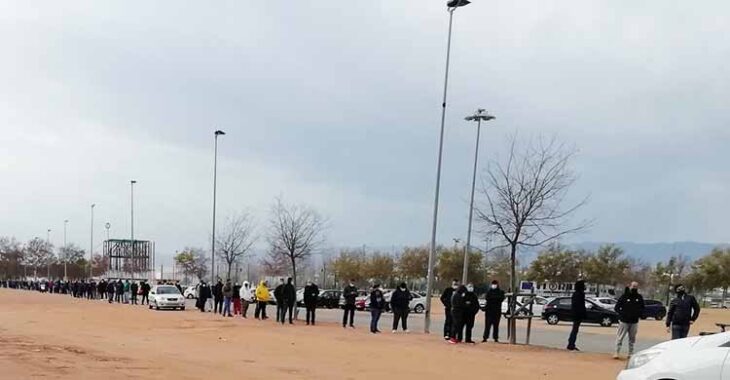La cola formada a esta hora de la tarde en las taquillas de El Arcángel ante el nuevo reparto de entradas para el partido ante el Getafe.