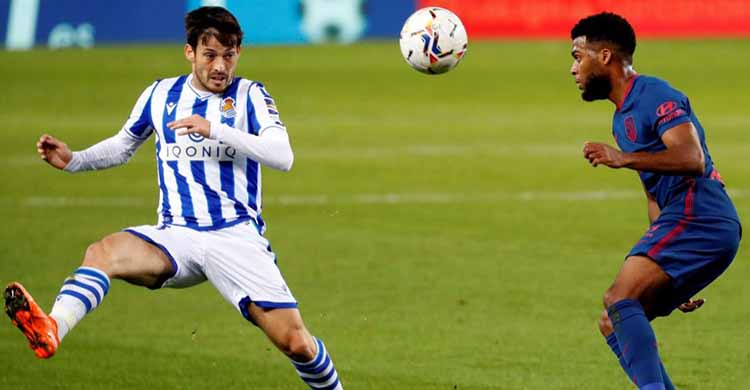 David Silva buscando el balón ante un jugador del Barça.