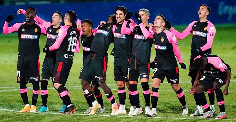 Ibrahim Diabate junto a sus compañeros del Mallorca durante la tanda de penaltis del miércoles ante el Fuenlabrada.