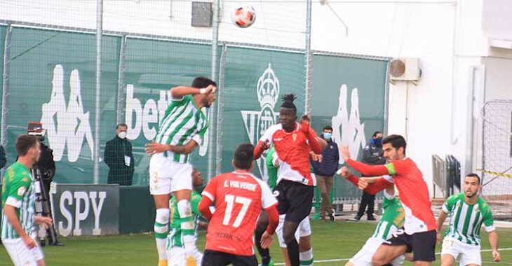 Djetei despejando un balón por alto ante el Betis Deportivo