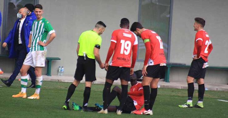 Djetei tras producirse la elongación en el partido ante el Betis Deportivo.