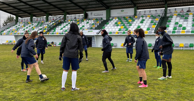 Las jugadoras de Manuel Fernández ejercitándose en el Municipal. Foto: CD Pozoalbense Femenino
