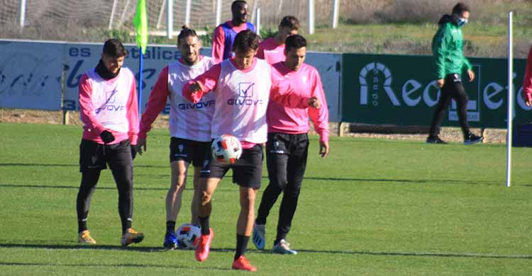 Farrando tocando el balón en la Ciudad Deportiva.