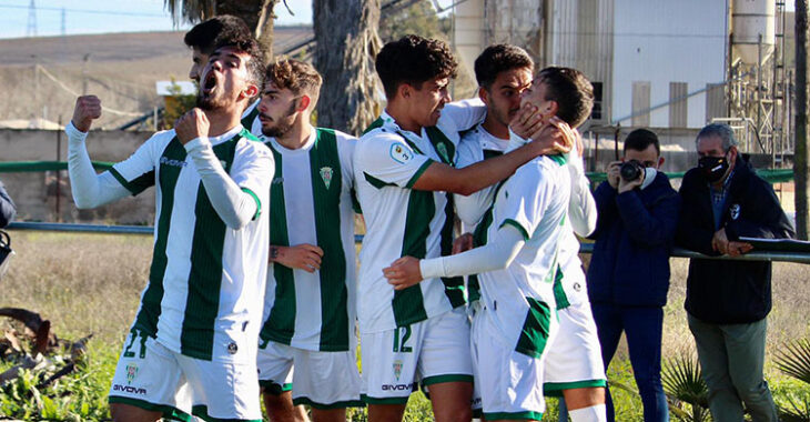 Los jugadores del Córdoba B celebrando su triunfo ante el Gerena.