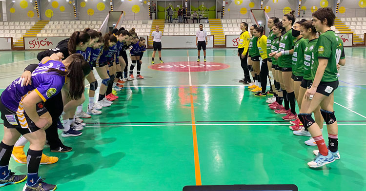 El momento previo al saludo de los equipos en Gijón. Foto: @BalonmanoAdesal