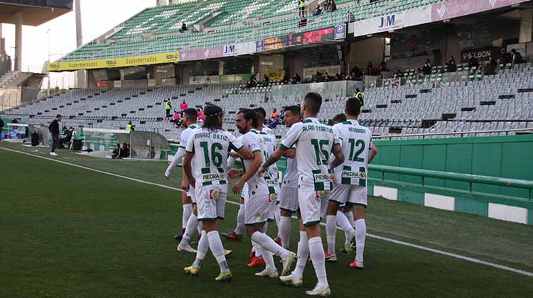 Los jugadores del Córdoba celebrando el primero gol del partido con la grada vacía de la tribuna y anfiteatro de El Arcángel.