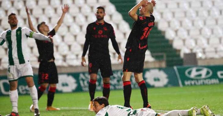 Guridi se lamenta tras fallar una gran ocasión, con Farrando sobre el verde tras salvar el gol realista.