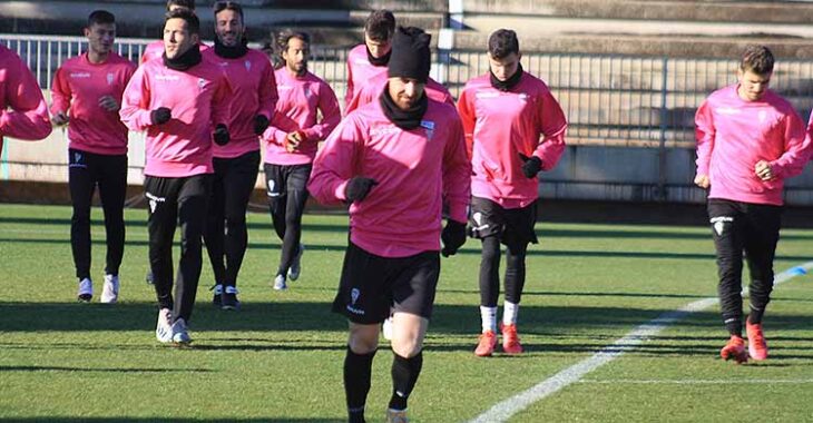 Javi Flores esta mañana haciendo carrera continua en la Ciudad Deportiva, con todos sus compañeros al fondo con leggins.